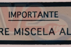 ITALIAN – GREEN 2 PERCENT OIL MIX TANK STICKER – 58mm x 20mm – GL -VNB – VBA – VLA