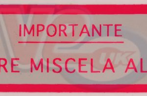 ITALIAN – RED 5 PERCENT OIL MIX TANK STICKER – 58mm x 20mm