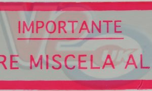 ITALIAN – RED 6 PERCENT OIL MIX TANK STICKER – 58mm x 20mm